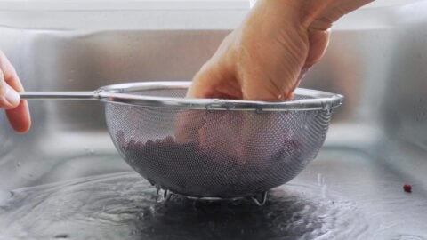 Washing adzuki beans in a strainer.