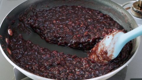 Finished red bean paste is nice and thick.