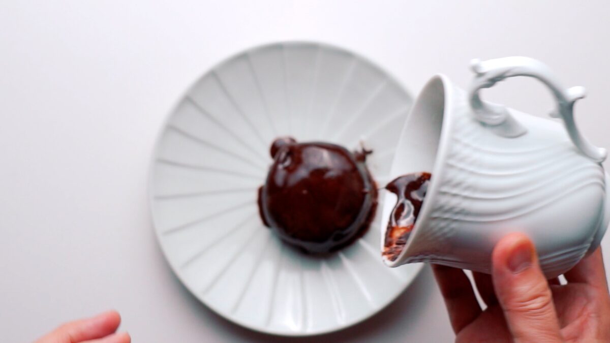 Unmolding molten chocolate cake onto a plate.