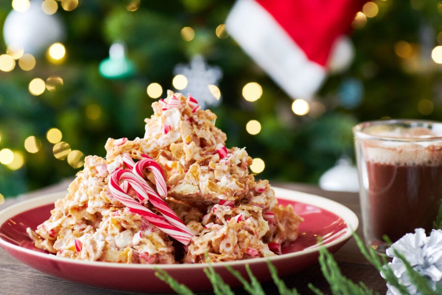 This Crispy Peppermint Bark is what happens when cornflake cookies and peppermint bark collides. Loaded with white chocolate, crushed candy canes, and cornflakes, this Christmas treat is irresistibly tasty.