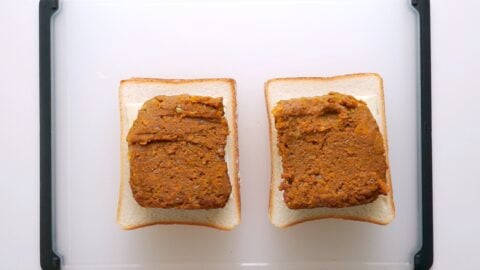 Curry on sandwich bread.