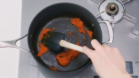 Caramelizing vegetable paste.