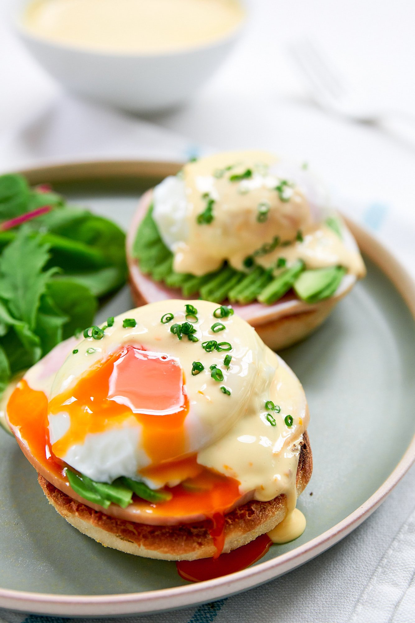 The best Eggs Benedict recipe, with ham, avocado and a poached egg blanketed with a silky smooth Hollandaise sauce. The perfect idea for a brunch party.