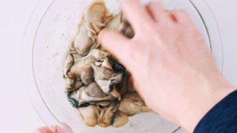 Cleaning oysters with baking powder and salt.