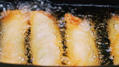 Deep-frying Harumaki (Japanese spring rolls) in oil.