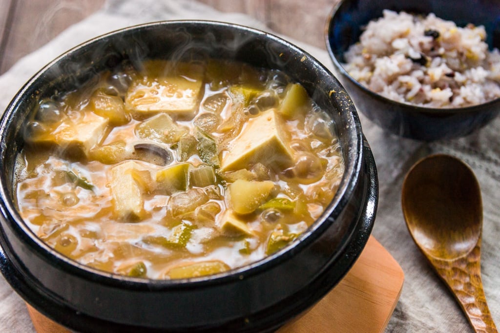 By serving doenjang jjigae in the earthenware pot it was boiled it it stays hot untl the last bite.