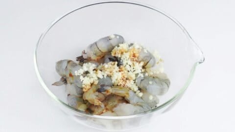 Marinating shrimp with garlic and soy sauce.