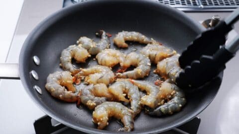 Pan-frying shrimp.