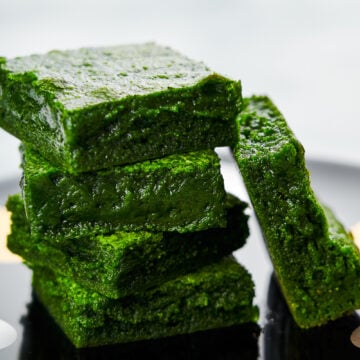 Crisp at the edges and chewy in the center, these fudgy matcha brownies are loaded with white chocolate and green tea powder.