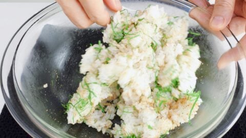 Mixing rice with ground sesame seeds and shiso leaves.