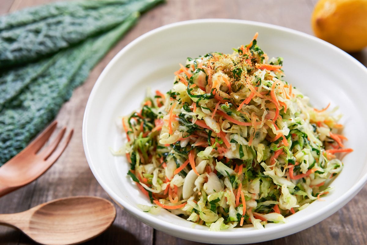 With kale, cabbage, and carrots dressed in a lemony fennel vinaigrette, this healthy coleslaw is easy and delicious!