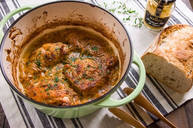 Poulet à la Moutarde served with crusty bread.