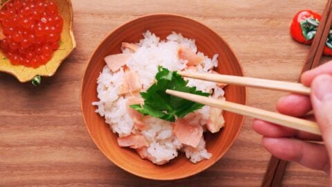 Garnishing a bowl of salmon rice with Matsuba.