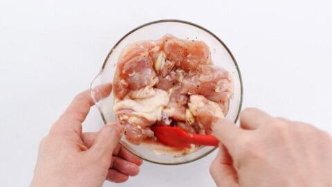 Marinating bite-sized chicken pieces for karaage.