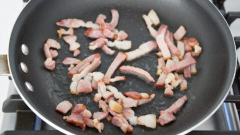 Bacon frying for shirataki yakisoba.