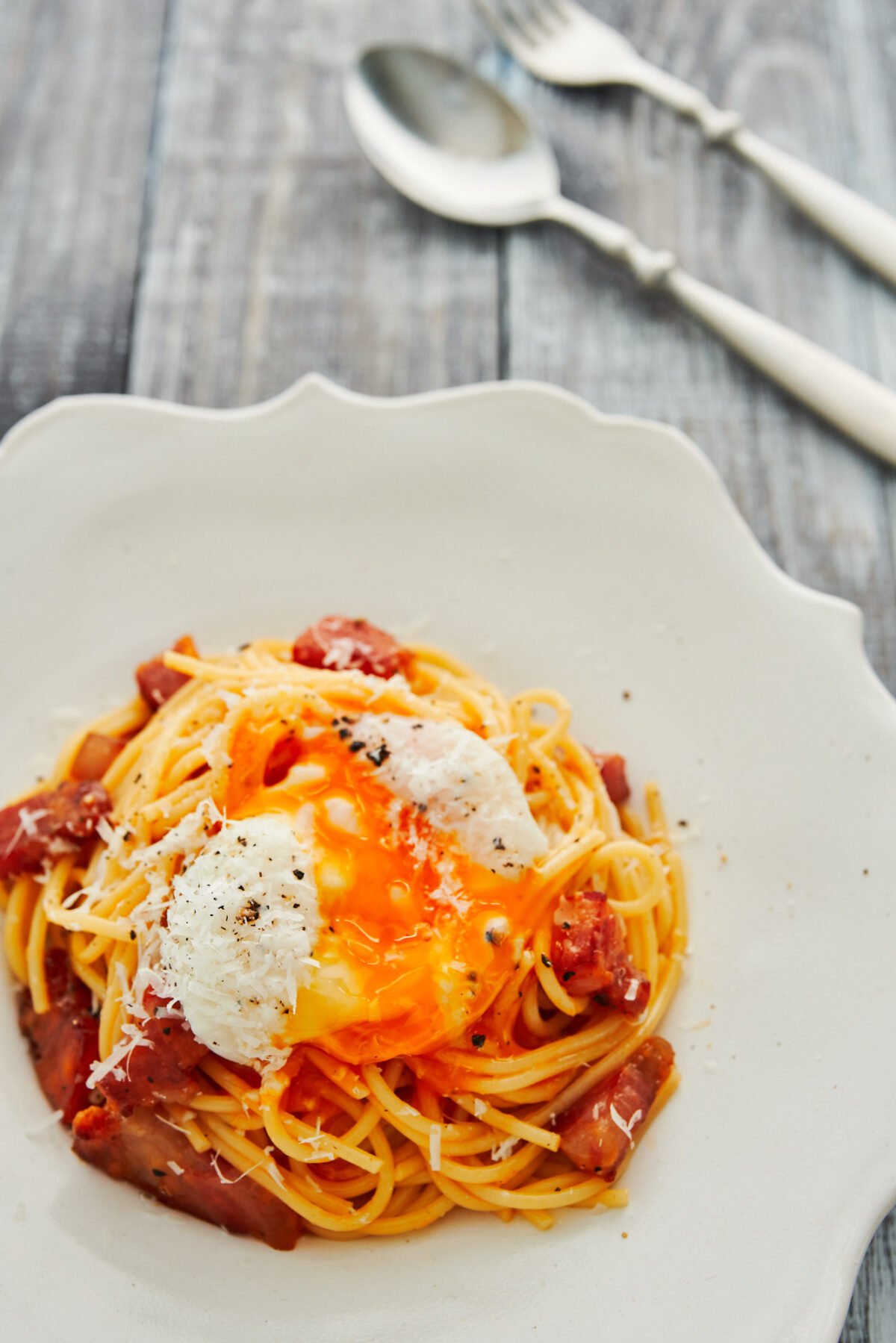 With only 5 ingredients, the trick to a rich creamy Spaghetti Carbonara is in how the ingredients are combined. Learn how to do it with this 10 minute Pasta Carbonara Recipe.