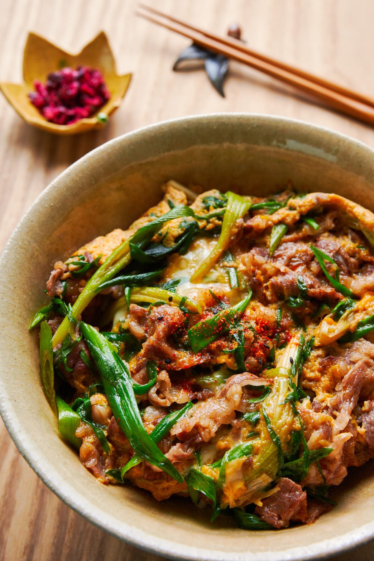 Tanindon is a mouthwatering Japanese rice bowl topped with thinly sliced beef and scallions simmered in dashi broth and finished with egg. It comes togehter in minutes from just a handful of ingredients making it the perfect quick lunch.