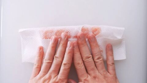 Drying the salmon with paper towels.