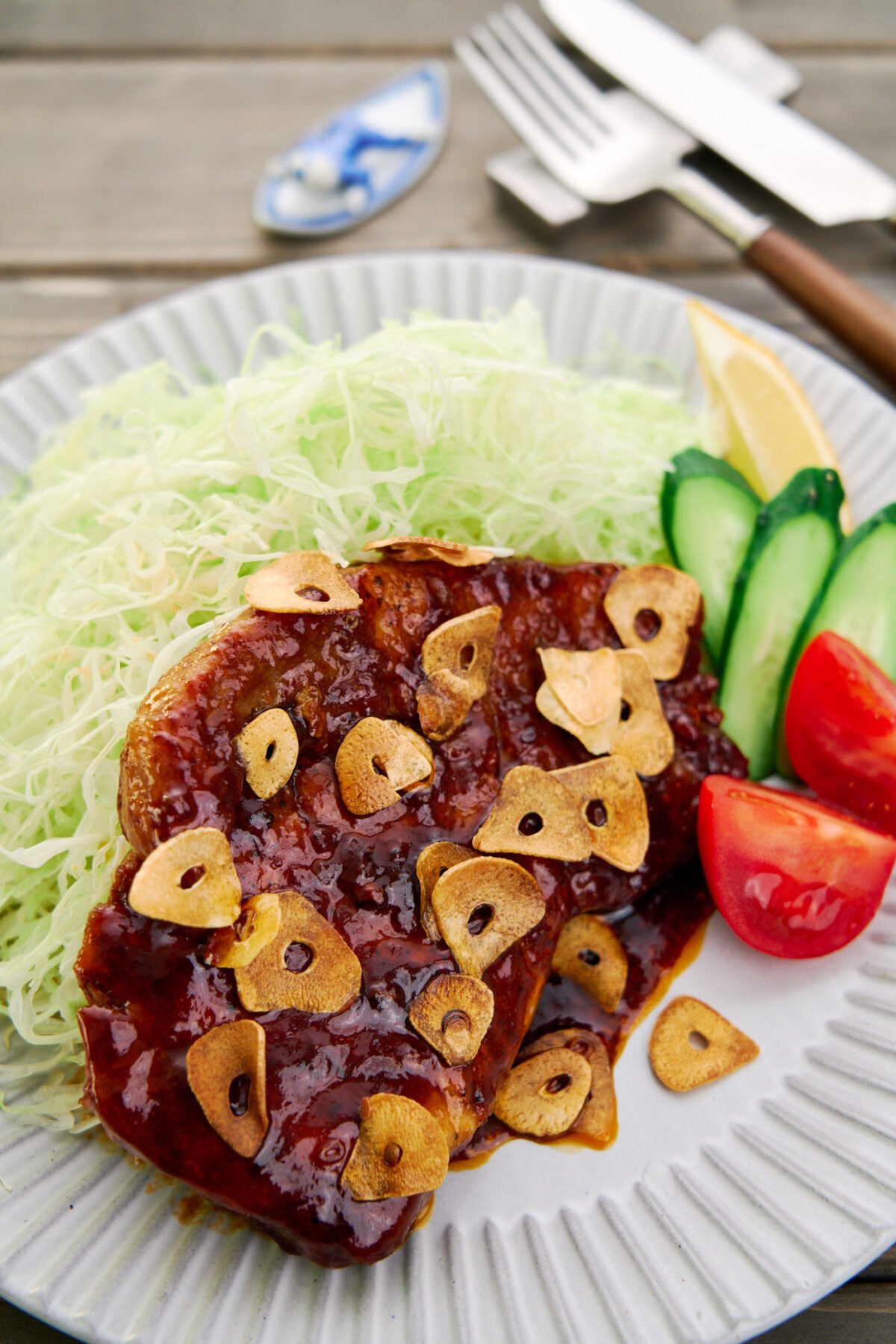 With crispy fried garlic chips on top of a tender juicy pork chop, this easy Japanese-style pork steak (Tonteki) is ridiculously tasty and delicious.