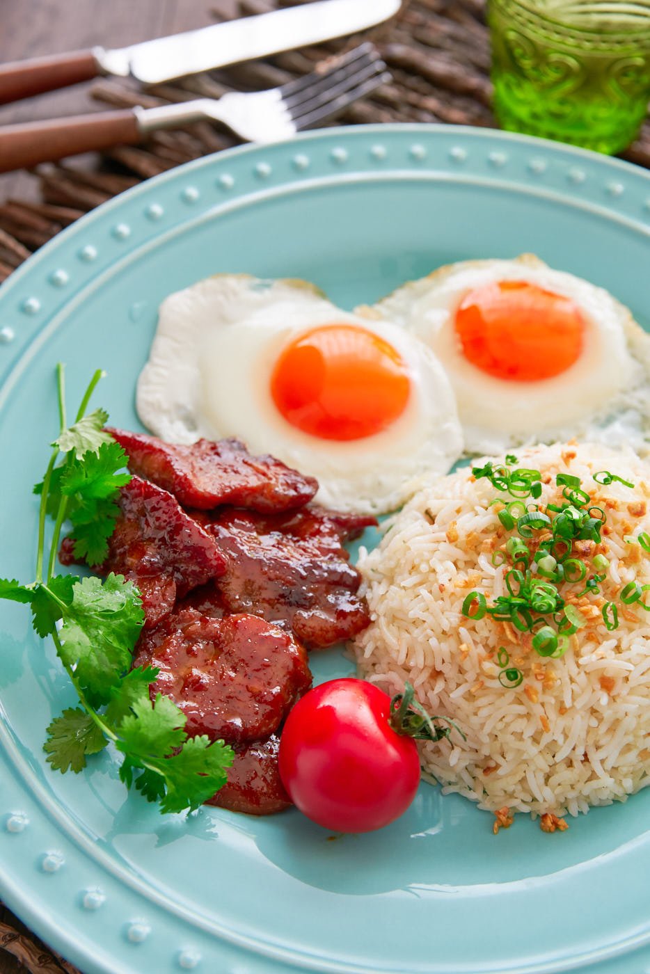 Tosilog is one of the best breakfasts ever. With sweet and savory Tocino (Filipino Bacon), garlicky Sinangag (garlic fried rice), and sunny side up eggs, this classic Filipino combo is the perfect way to start your day.