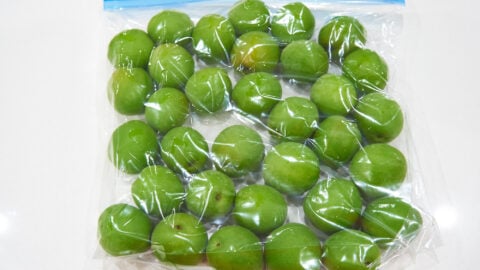 Put the ume in a freezer bag and freeze overnight.