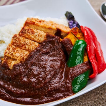 With crispy tofu katsu, and a rich and spicy Japanese curry sauce, this vegan katsu curry rice is is a mouthwatering treat.